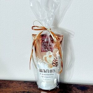 *Discontinued/Rare* Bath & Body Works Snowflakes & Cashmere Creamy Body Wash NWT